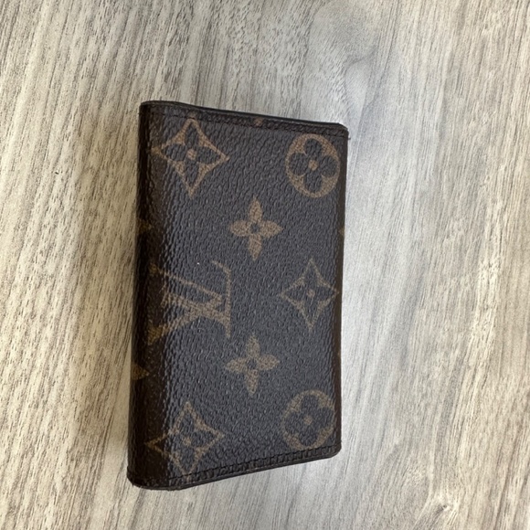 Authentic Louis Vuitton six ring key holder - Picture 2 of 8